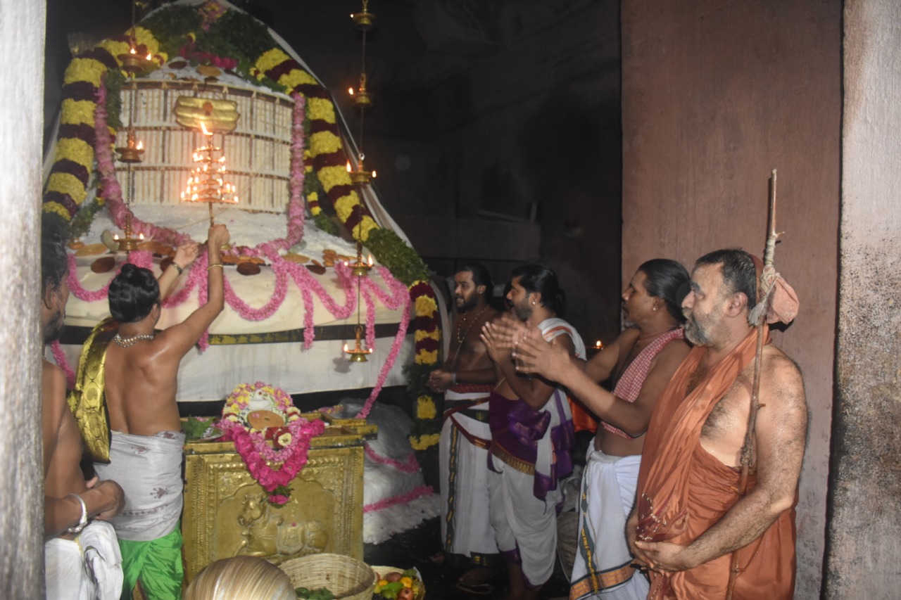 Shankaracharya-worships-Gangaikonda-Chozhapuram-Annabhishekam