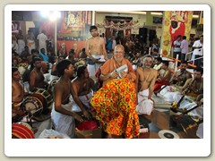 His Holiness blessing the 108 Mangalavadyam groups