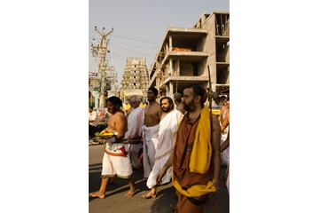 His Holiness walking past the Kamakshi temple gopuram