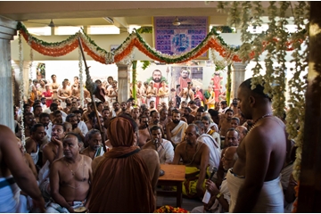 His Holiness giving anugraha bhashanam