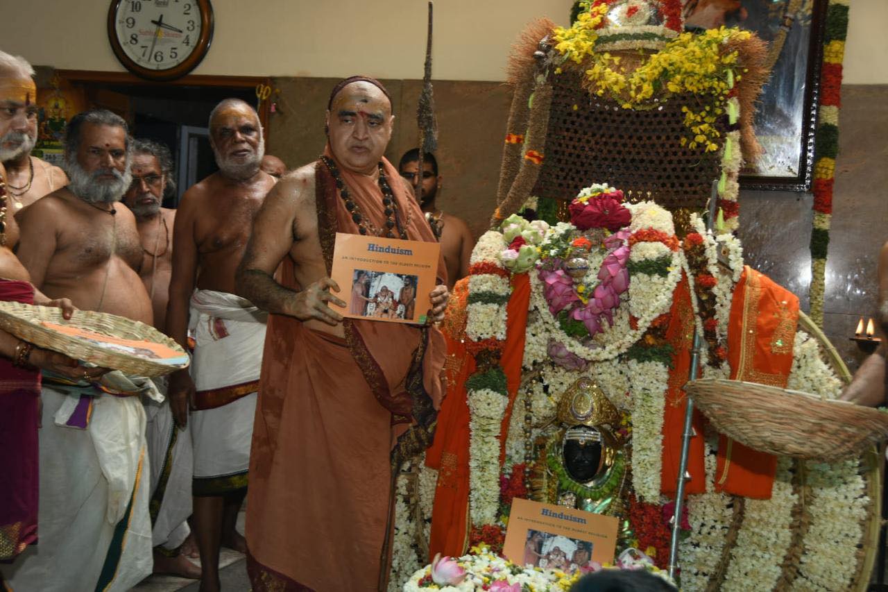 Mahaswami Jayanti Mahotsavam - His Holiness releases book on Hinduism