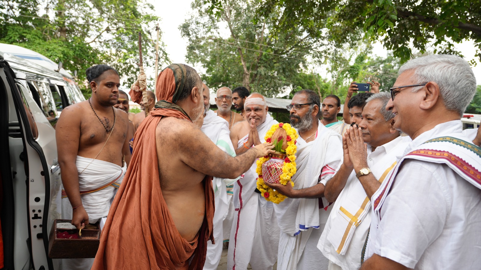 Pujya Shankaracharya Swamiji blesses Bharatiya Vidya Bhavan Sri Venkateswara Vidyalaya at Tirupati