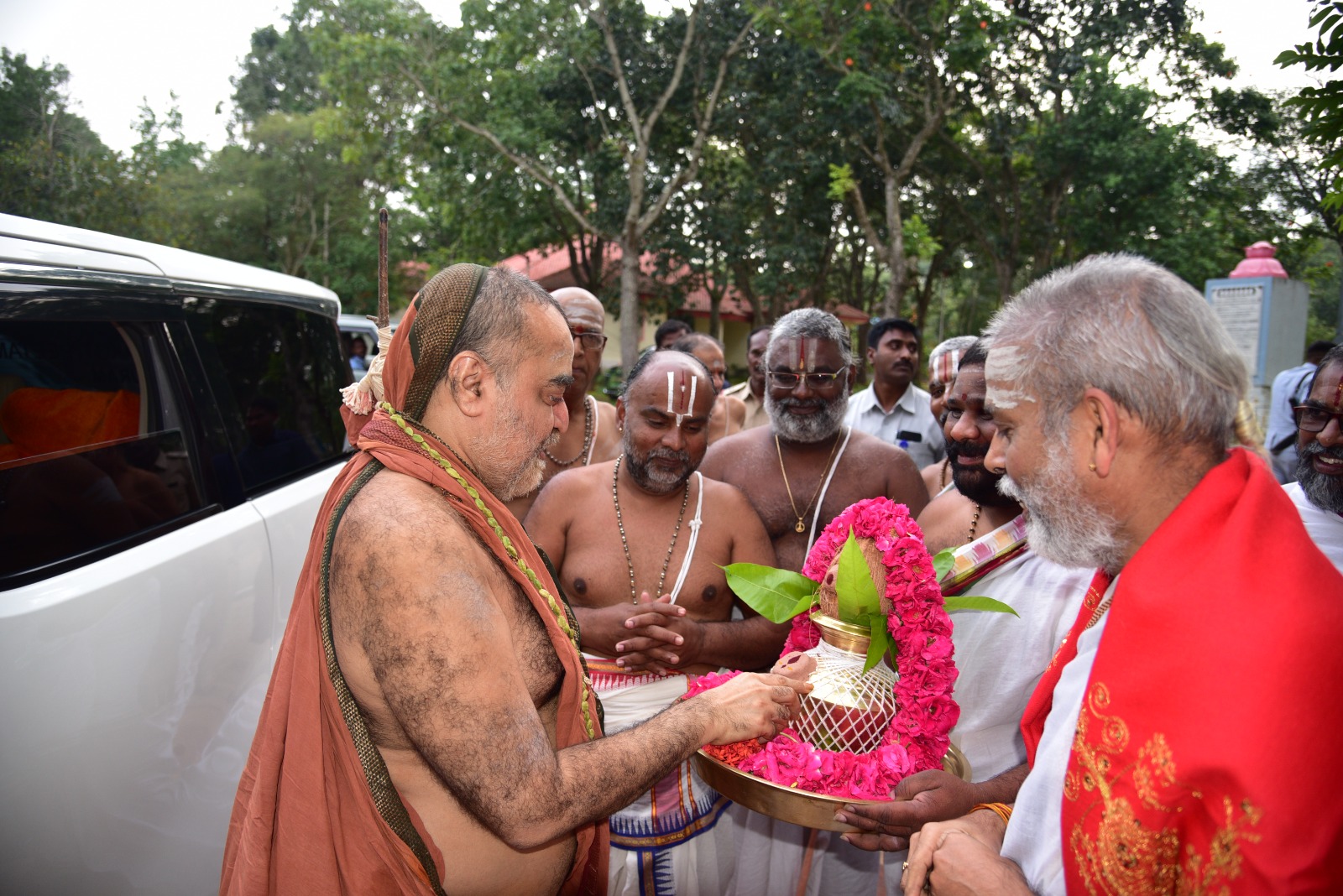 Pujya Shankaracharya Swamiji blesses Veda Vidyarthis at Dharmagiri Veda Vignana Peetham