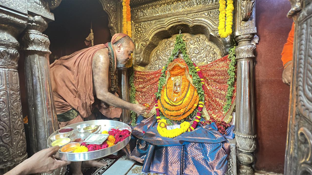 Pujya Shankaracharya Swamiji visits Kashi Vishwanath Mandir, and other temples in Varanasi