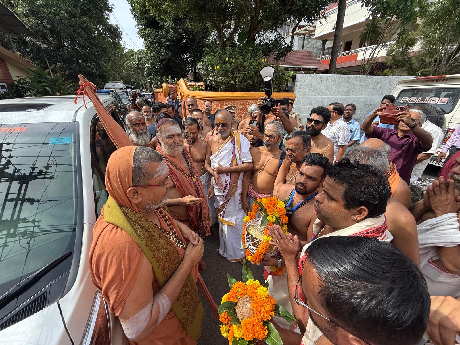 Pujya Kanchi Shankaracharya Swamiji inaugurates Kamakoti Yajur Veda Patashala building in Irinjalakuda, Kerala Pujya Kanchi Shankaracharya Swamiji inaugurates Kamakoti Yajur Veda Patashala building in Irinjalakuda, Kerala