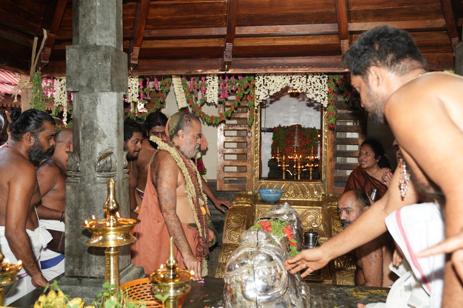 Pujya Shankaracharya Swamiji blesses Kumbhabhishekam of Sri Shivan Temple, Pudcode, Palakkad 