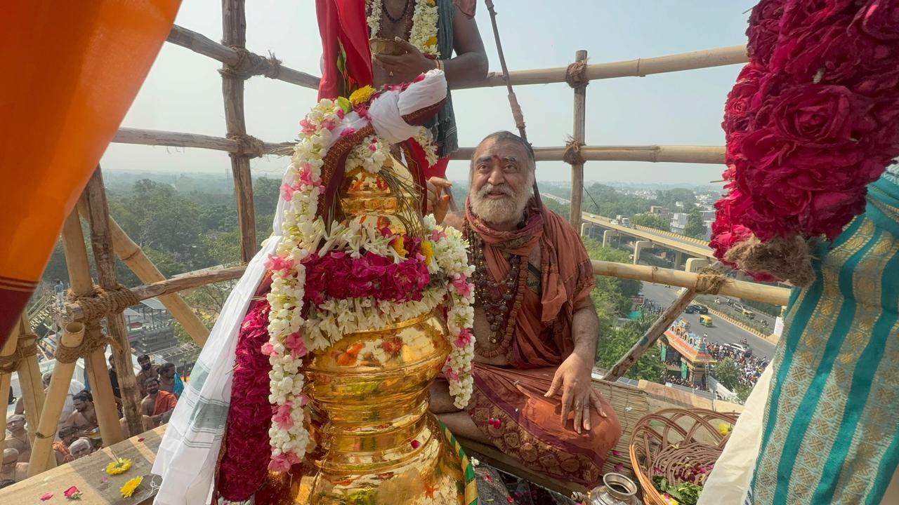 Pujya Shankaracharya Swamiji blesses Mahakumbabhishekam of Sri Swaminatha Swami Malai Mandir, New Delhi 