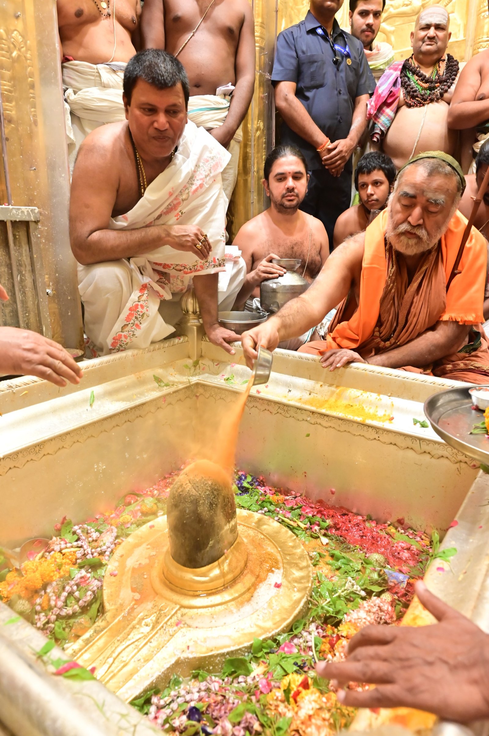 Pujya Shankaracharya Swamiji visits Kashi Vishwanathji Mandir- visesha pujas performed