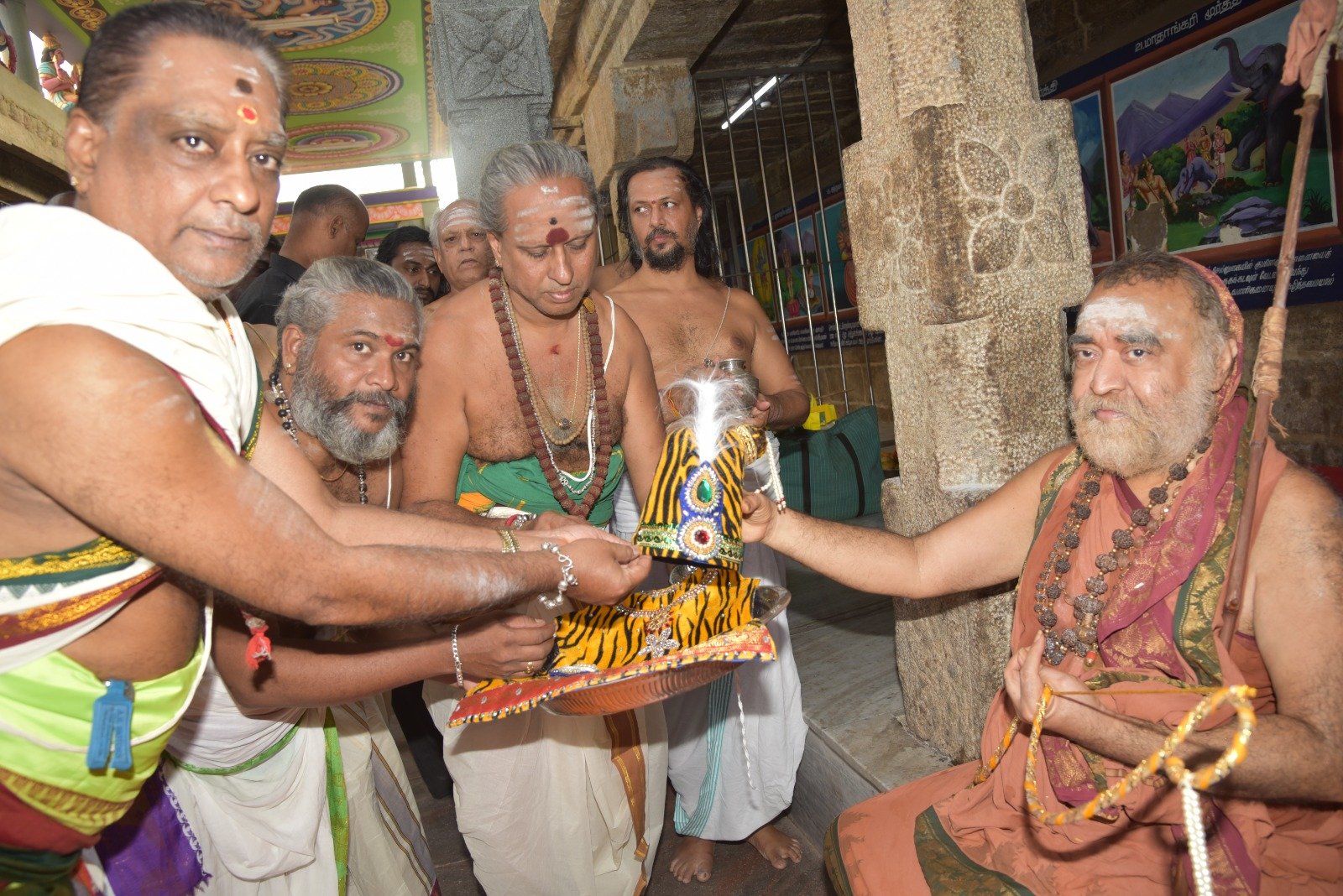 Pujya Shankaracharya Swamigal visits Palani Sri Dandayudapani Swami Temple - visesha pujas offered