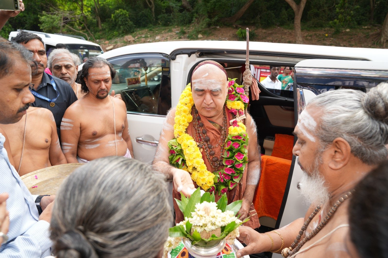 Pujya Shankaracharya Swamiji's visit to Pazhamudircholai and Noopuragangai theertham Pujya Shankaracharya Swamiji's visit to Pazhamudircholai and Noopuragangai theertham